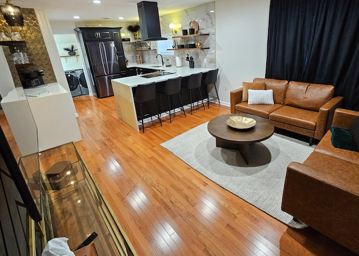 Art Deco Retreat~ 2b Home -Fast Wifi- Free Parking - Dearborn, MI