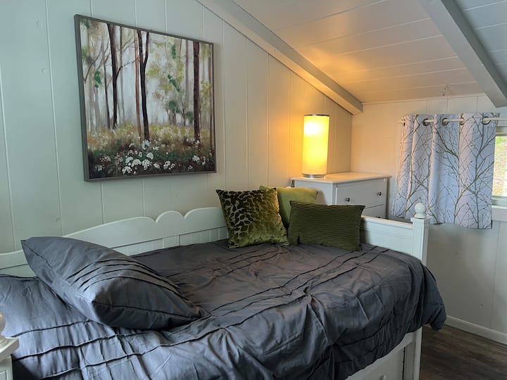 Dormitorio en planta alta con cama nido individual. 