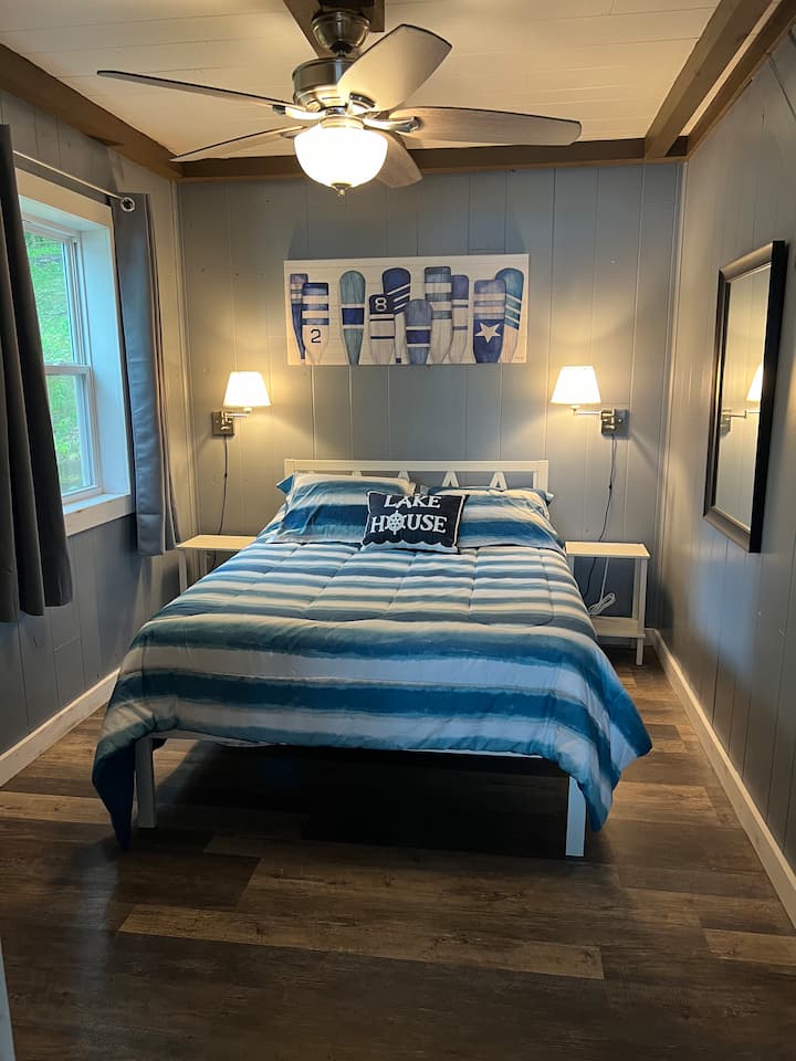 Segundo dormitorio con cama de tamaño completo.