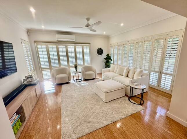 Harbourside Treetop Retreat-Walk to Zoo & Ferry! gallery image 3