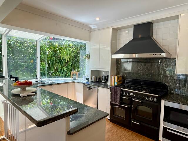 Harbourside Treetop Retreat-Walk to Zoo & Ferry! gallery image 4