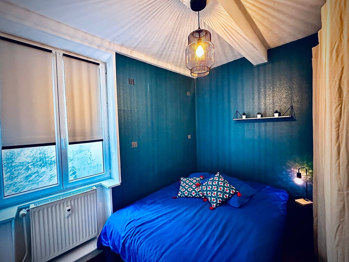 Spálňa má veľký šatník. 