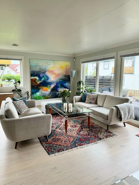 Sentrumsnær og tilbaketrukket villa!