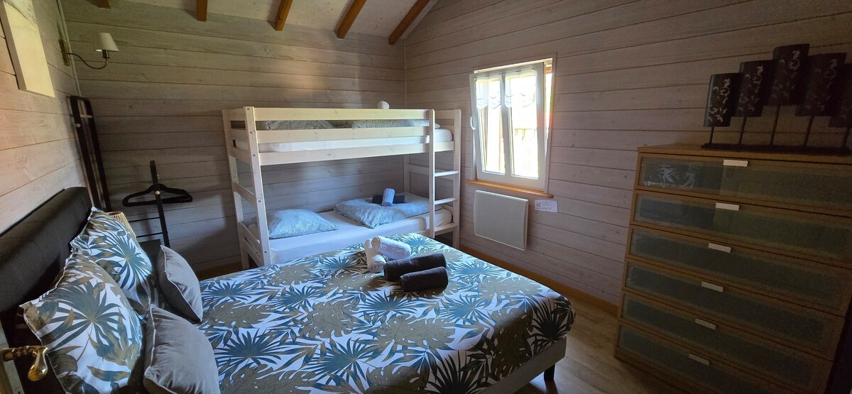 Kitanda 1 cha watu wawili na kitanda 1 cha ghorofa kwa watu 2