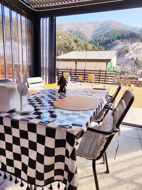 This is jjgapyeong. A private space for just one team, our own cafe that is one of a kind in the wor