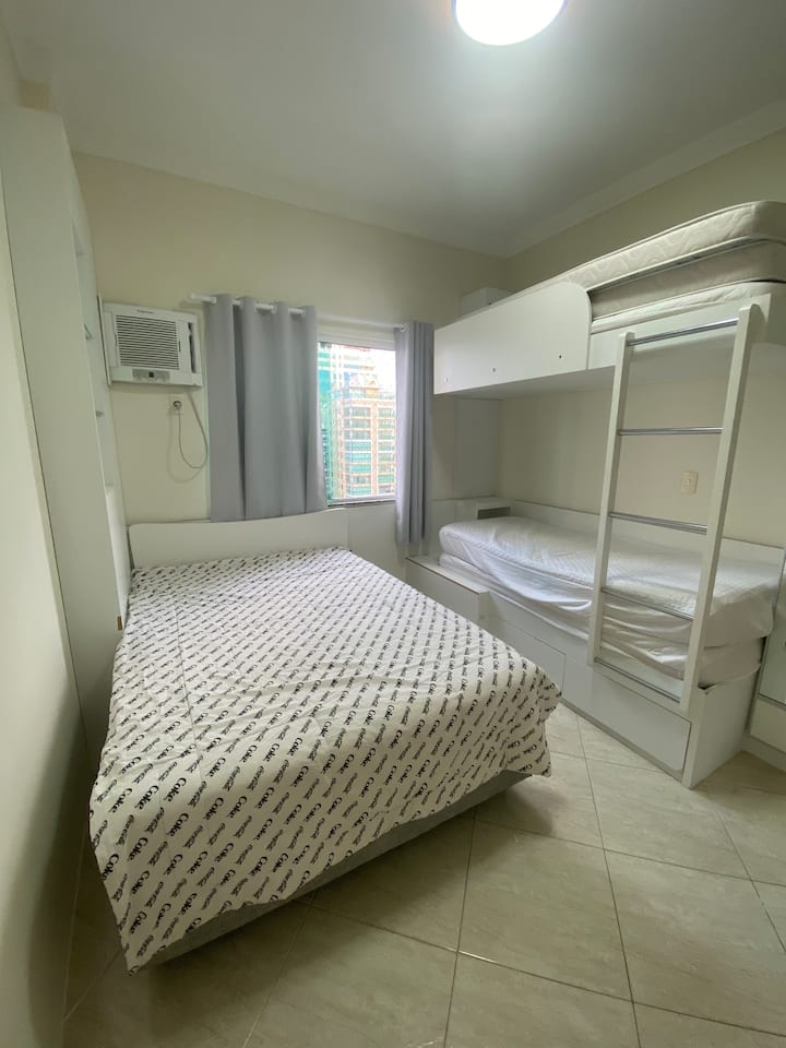 1 ორადგილიანი საწოლი + 1 ორსართულიანი საწოლი + სააბაზანო + 2 დამატებითი ერთადგილიანი ლეიბი (მისაღებ ოთახში ან სხვაგან დასაწოლად)  