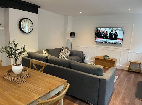 Top Airbnb: Maple Cottage in Holt, Norfolk in Holt