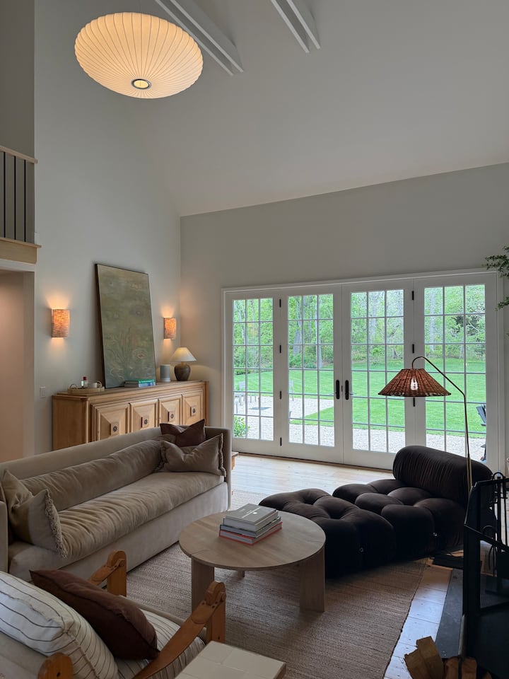 Idyllic Designer Sunny Cottage Stepstobeach 1.2 Ac - The Hamptons, NY