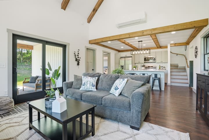 The Nestled Nook Cottage - St. Albans, VT