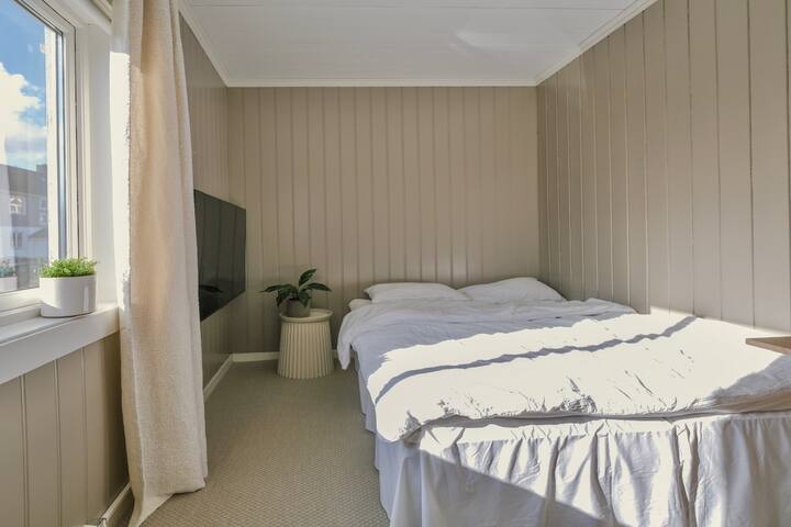 U spavaćoj sobi nalazi se TV od 55"s Apple TV-om