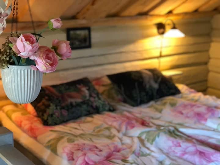 La planta superior está amueblada con 1 cama matrimonial y dos camas individuales. 