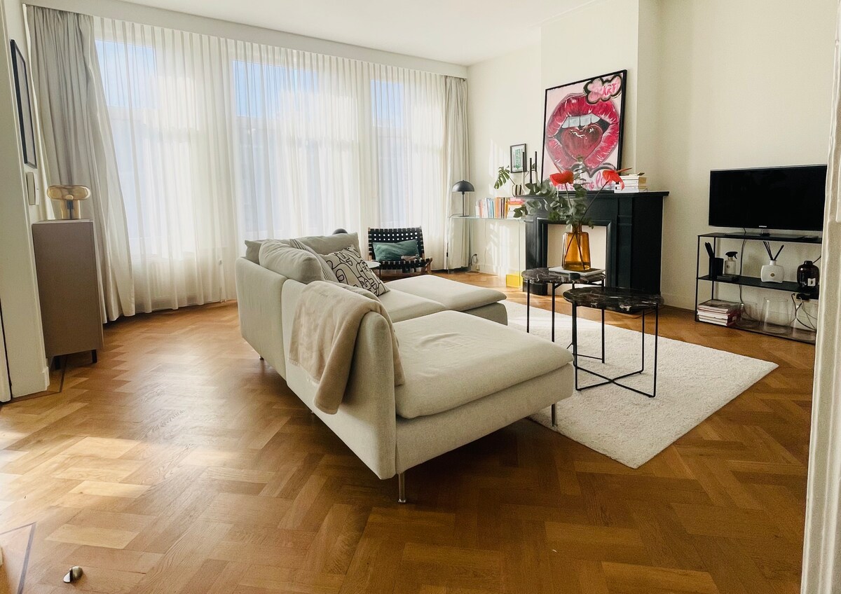 Top performing Airbnb: Modern & Airy Stylish Stay - Walk to Everything in Overtoomse Sluis