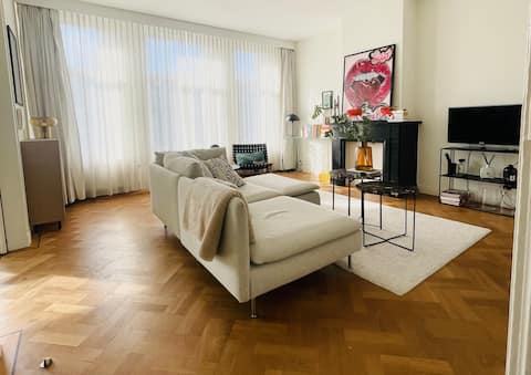 Top performing Airbnb: Modern & Airy Stylish Stay - Walk to Everything in Overtoomse Sluis