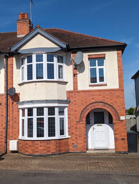 Luxury home in Nuneaton - 3 bedrooms - sleeps 6