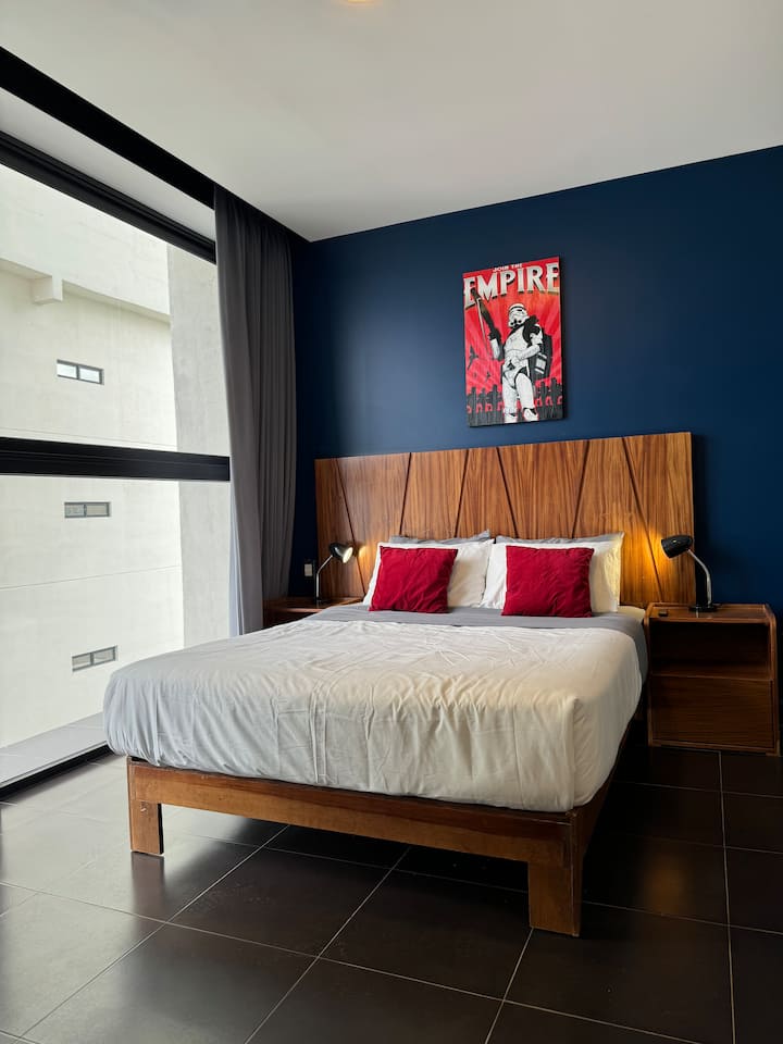 Კომფორტული ორადგილიანი საწოლი 
Ბუროები საწოლის ორივე მხარეს ღამის სანათით 
Დიდი ფანჯარა წარმოუდგენელი ბუნებრივი განათებით და მუქი ფარდებით უკეთესი დასვენებისთვის 
Აბაზანა-ტუალეტითა და შესასვლელი კარადით სარგებლობა 
Ფართო კარადები და სეიფი 
Კონდიციონერი 