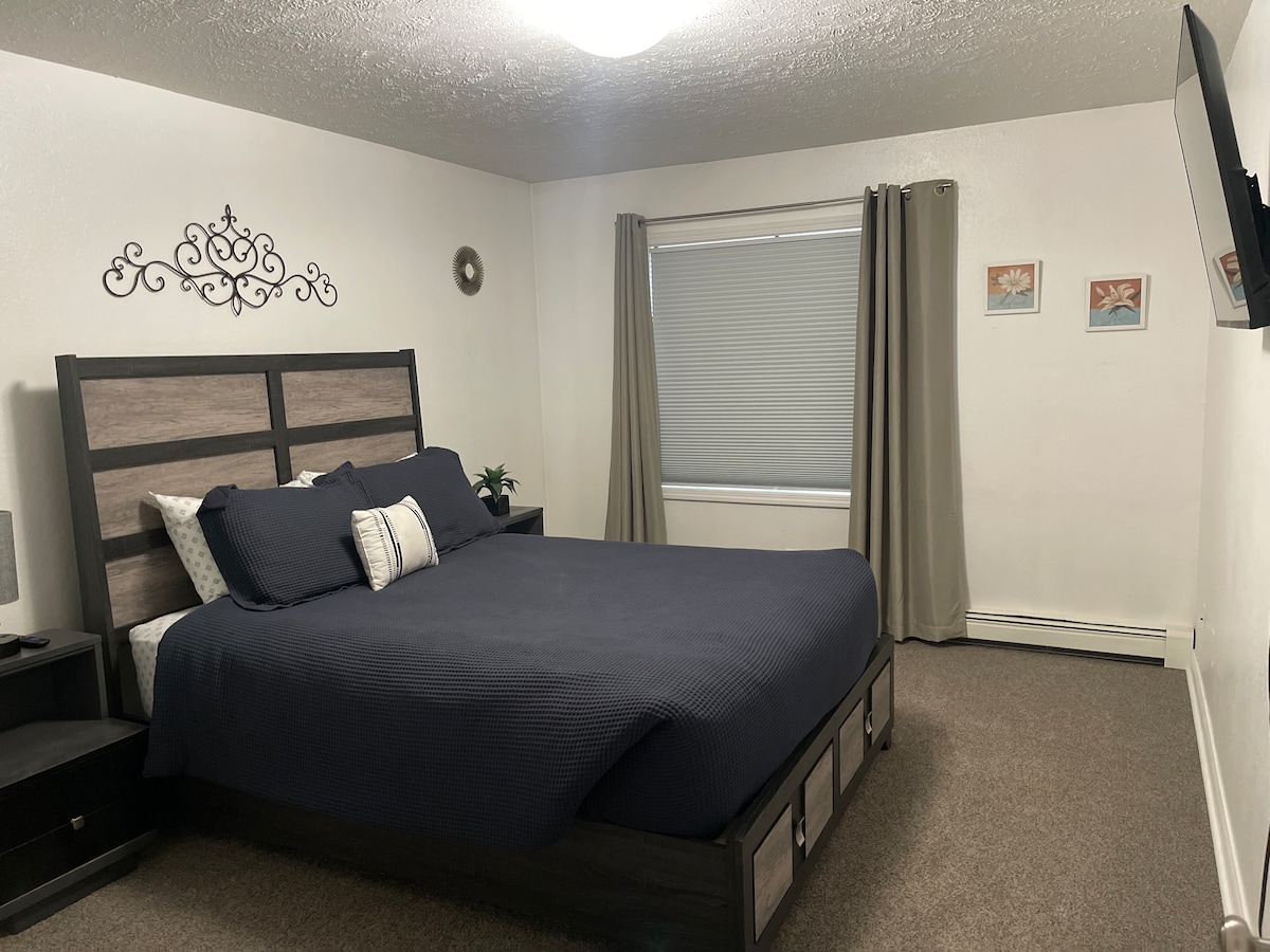 Dormitorio grande con televisor inteligente con armario grande 