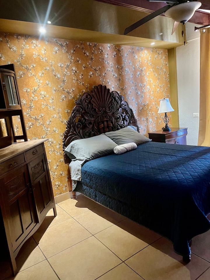 Lit queen size, grand placard, table de lecture et lampe, dispose d'un ventilateur de plafond, d'une bonne ventilation 