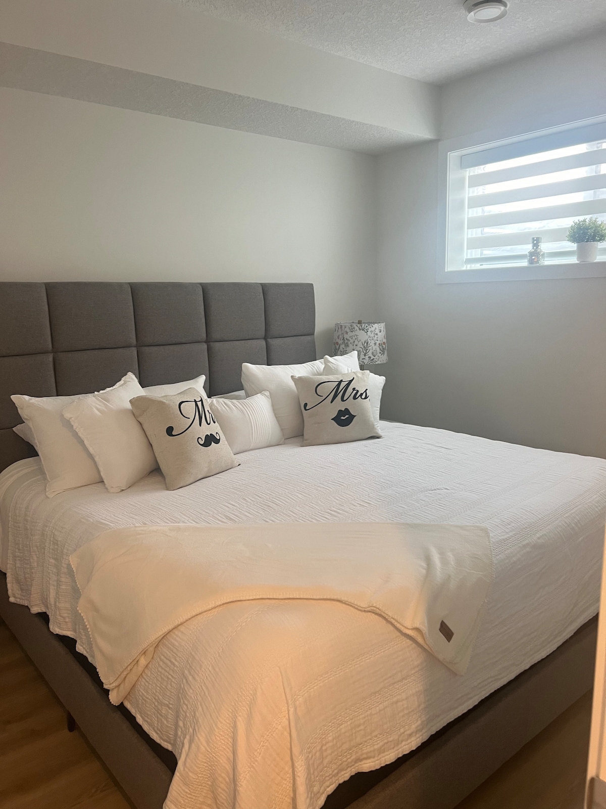 غرفة نوم بسرير كبير.