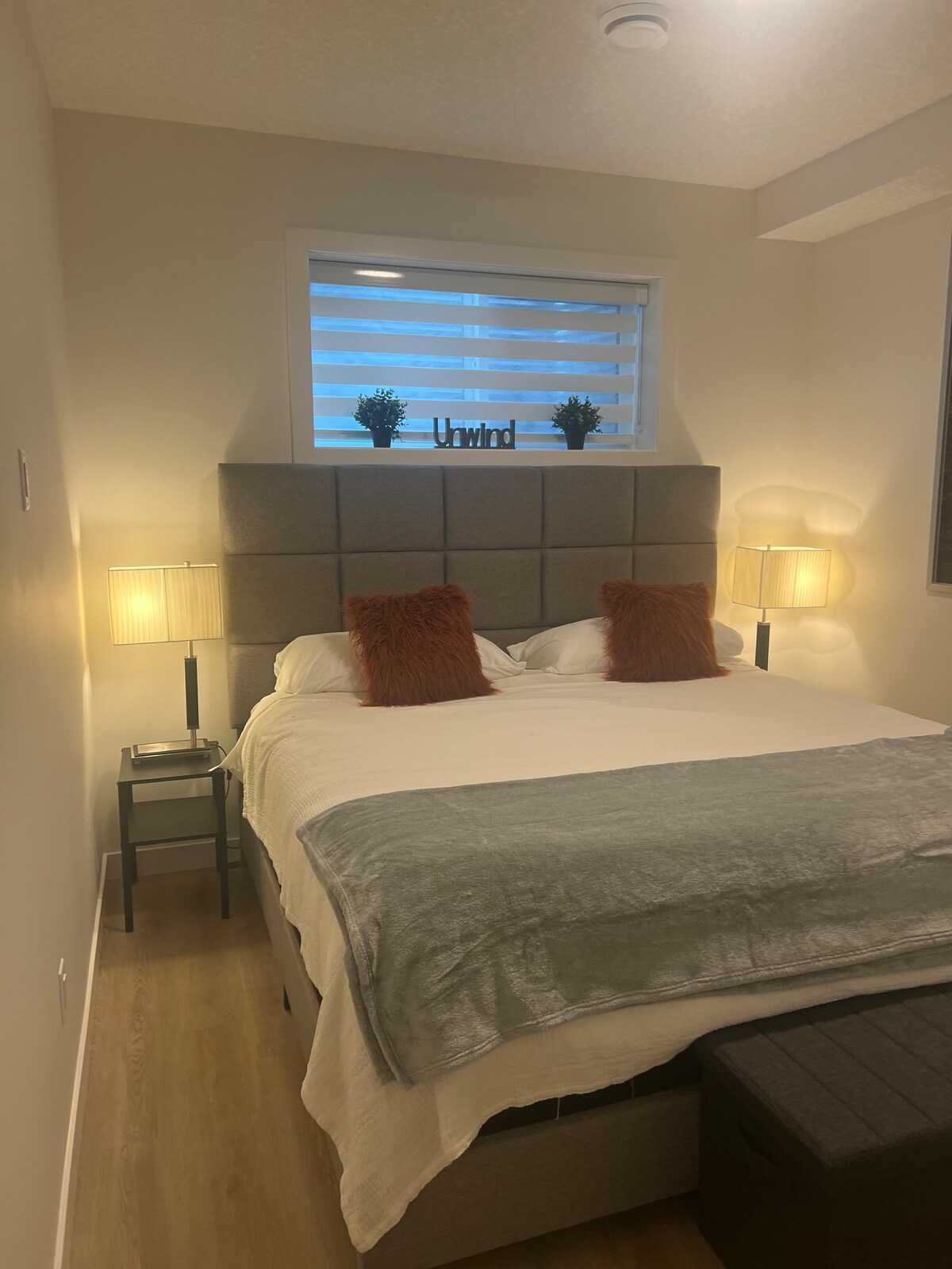 غرفة نوم بسرير كبير.