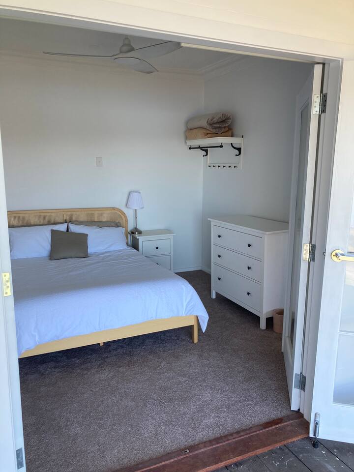 Იხსნება ტერასაზე, საიდანაც წყლის შესანიშნავი ხედი იშლება 