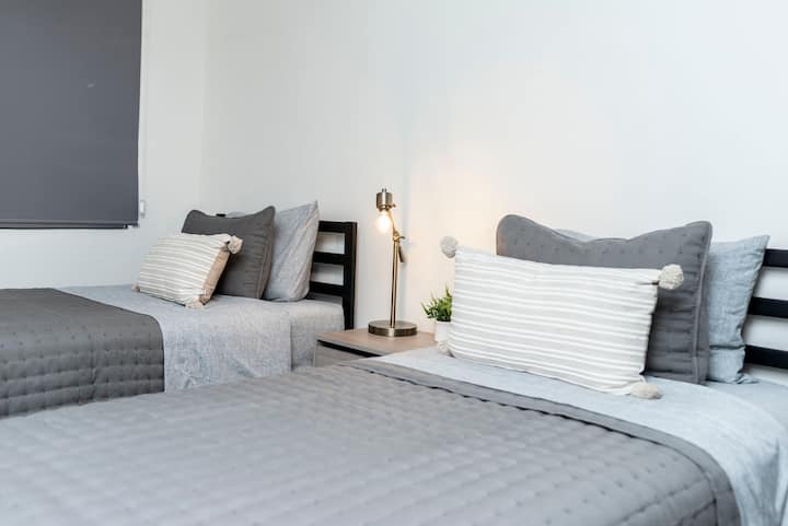 ห้องนอนรองพร้อมเตียงเดี่ยว 2 เตียง พัดลมเพดานและแอร์มินิสปลิต มีตู้เสื้อผ้ามีตู้เสื้อผ้า ม่านม้วนทั้งกลางวันและกลางคืนปรับแสงได้ตามต้องการ 