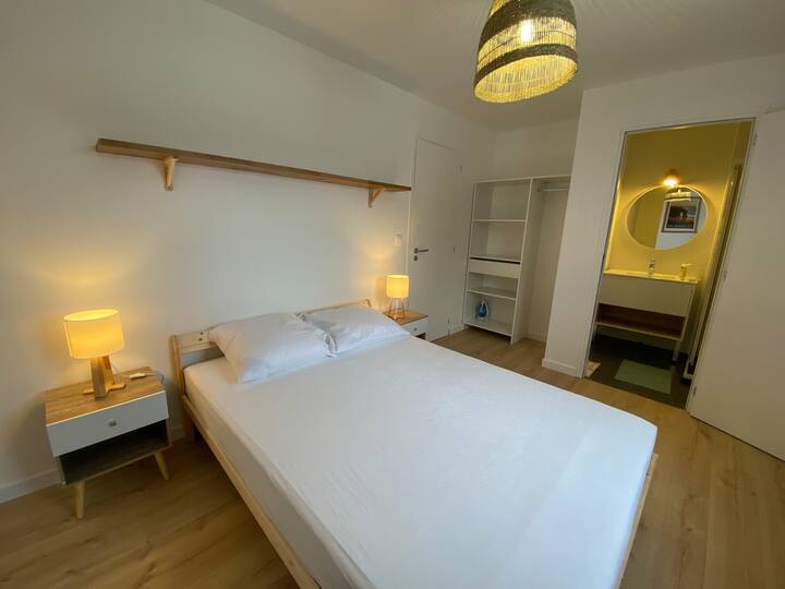 Hlavná spálňa s kúpeľňou, posteľou, 140 × 200