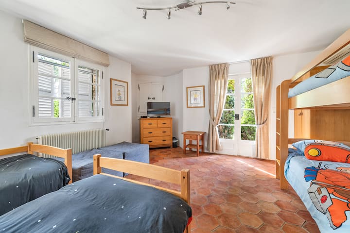 Подземен етаж: 4 единични легла - Отопление, климатик - Спално бельо - Съхранение на дрехи - Щори за затъмняване на стаята