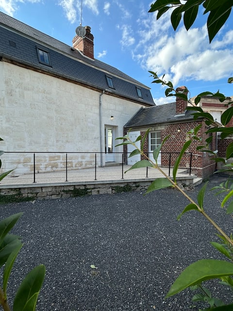 2 bedroom house with private parking