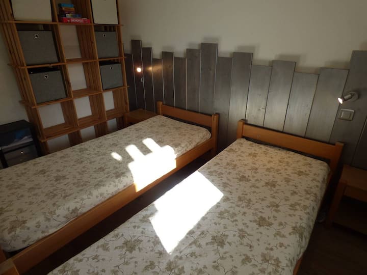 De tweede slaapkamer, gelegen naast de badkamer, is voorzien van twee eenpersoonsbedden met opbergruimte. Het is ook uitgerust met veelkleurige LED-verlichting achter de hoofdeinden die een aangename sfeer creëren. 