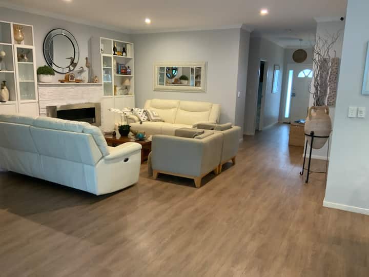 Pier House Queen2: Beach, Pier, Cafe’s, Breakfast. - Hervey Bay