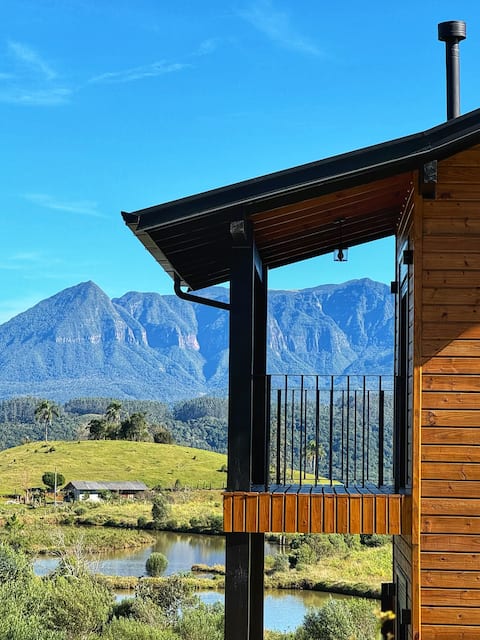 Beautiful house, view of the Serra and waterfall in the backyard