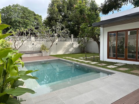 Yucca Villa: Stylish City Retreat with Pool