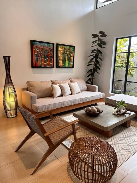 Yucca Villa: Stylish City Retreat with Pool