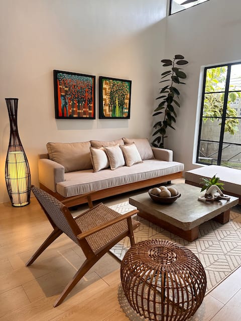 Yucca Villa: Stylish City Retreat with Pool