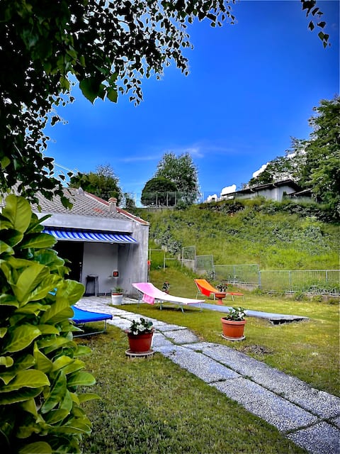 the sisters' house,
con giardino Zona Bellagio