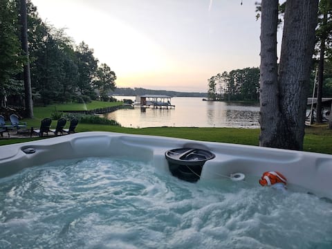 FamiLee Lakehouse Retreat 
Pet Friendly w-HotTub