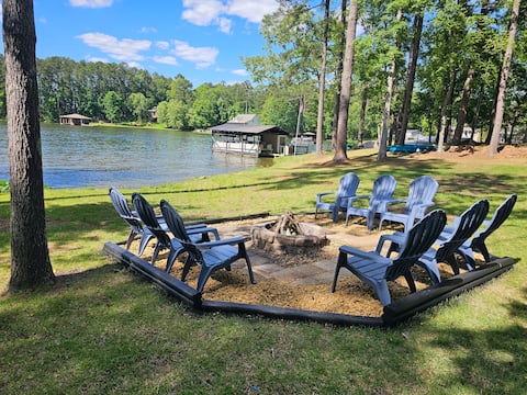 FamiLee Lakehouse Retreat
Pet Friendly w-HotTub