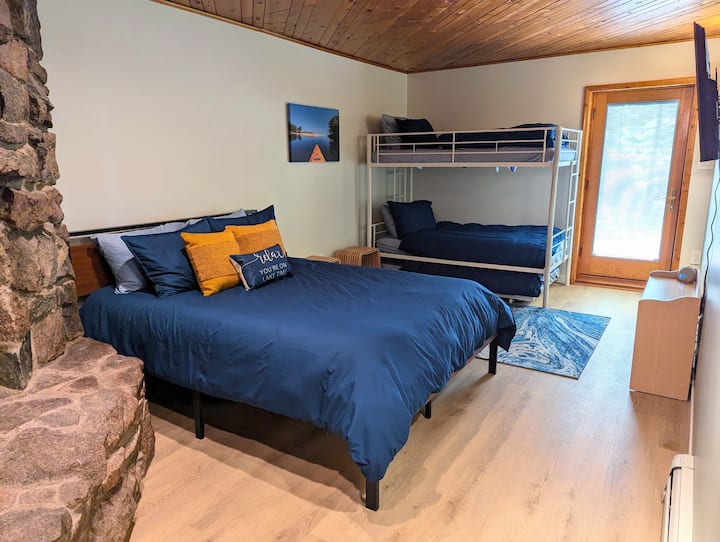 Táto izba je otvorená do chodby a je v nej miesto pre piatich ľudí: 2 na manželskej posteli a 3 na poschodovej posteli (2 poschodové postele plus 1 vysúvacia posteľ). Rozkladací gauč je ideálny na hranie hier!