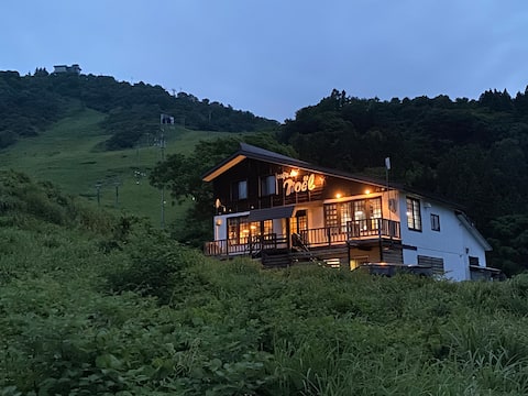 Cool breezes in summer, autumn foliage in autumn.
Welcome to Lodge Noël, a highland hideaway where y