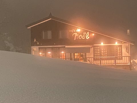 Surrounded by snow, Lodge Noël is a relaxing retreat in the winter that welcomes you with warm light
