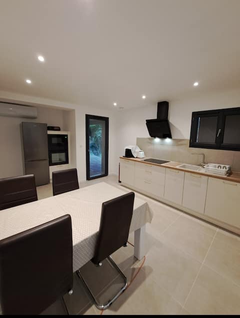 Successful Airbnb property: Apartment F2, 53 m2, rez-de-villa, Corsica, Propriano in Propriano