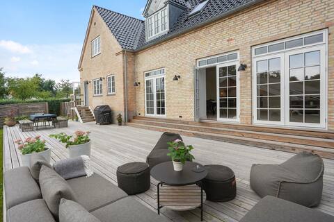 Nice big house.