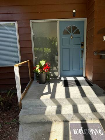 Entire home west Seattle gallery image 4