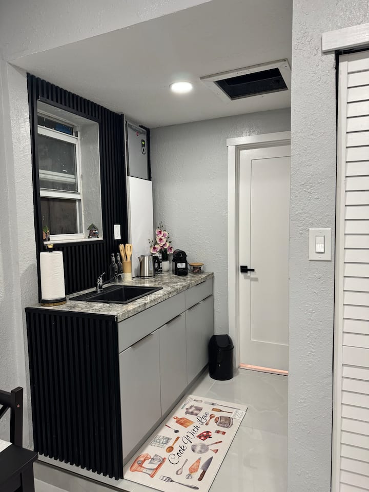 Private Chic Studio W/patio-king Bed-near Beach - Hollywood, FL