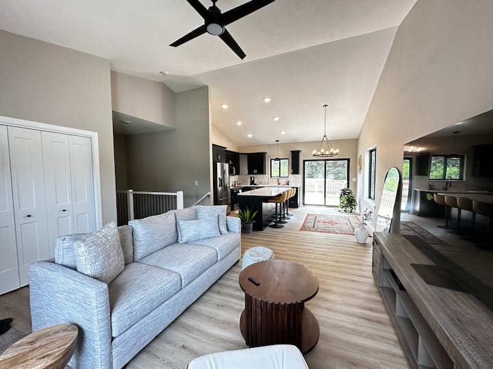 Stunning 4 Bedroom, 3 Bath House Near Sanford Hosp - Sioux Falls, SD