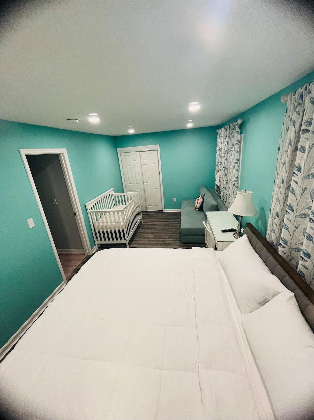 加大双人床，配备全尺寸沙发床和婴儿床。  非常适合有小孩的家庭入住。  