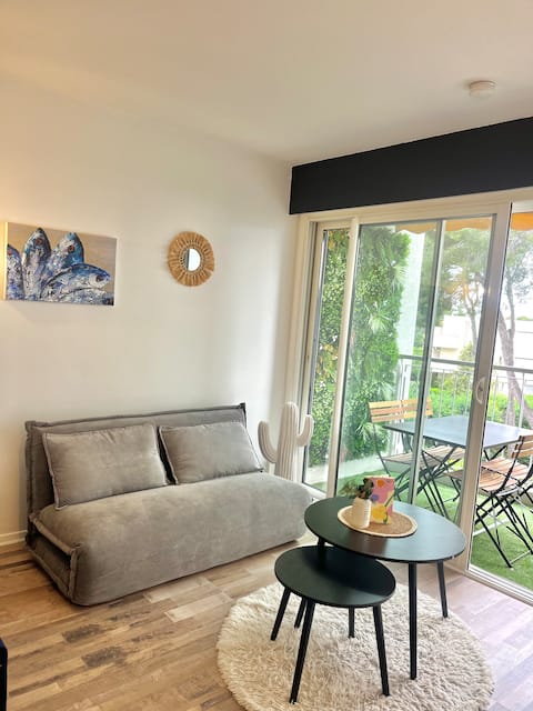 Airbnb performant: Beautiful Studio 100 m from the beach with pool à Saint Raphaël