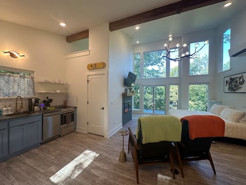 Top Airbnb: Firefly1 - luxury treehouse, hot tub, lake access in Eureka Springs & Ozarks