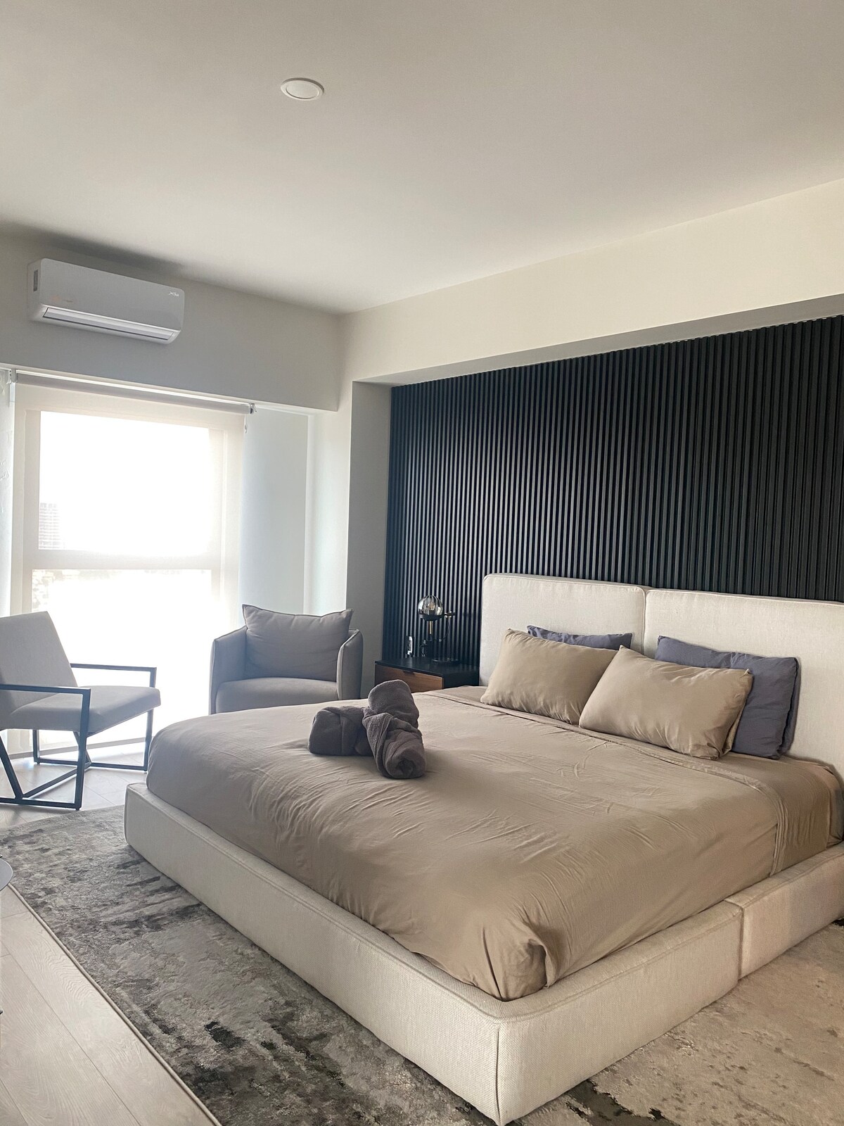 Суперголямо двойно легло с първокласен матрак и възглавници 