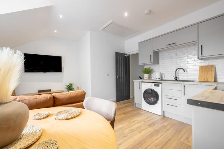 Central 2-bed Loft | Sleeps 4 | Wi-fi & Parking - George Best Belfast City Airport (BHD)